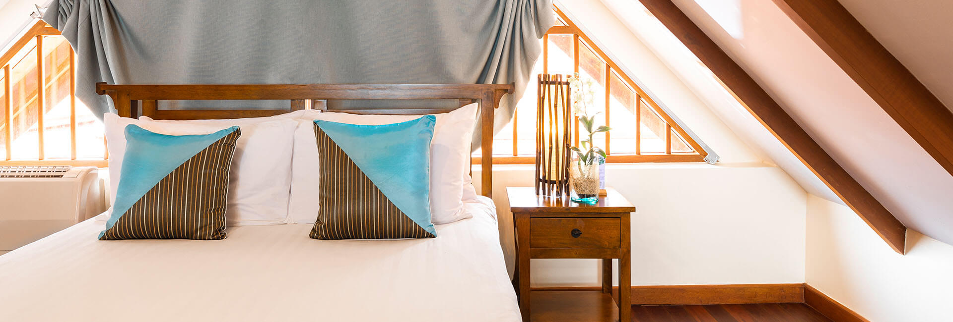 Tawantok Beach Villas - Upstairs bedroom features